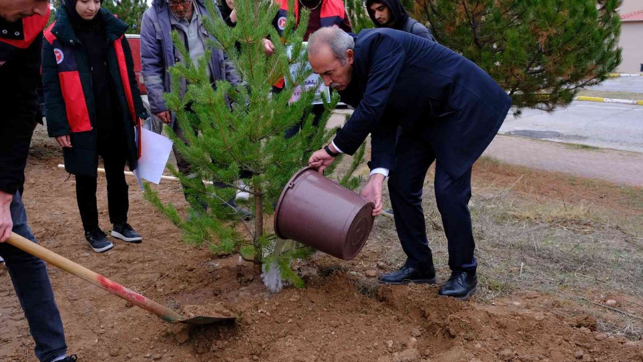 SCÜ’de onlarca fidan toprakla buluştu