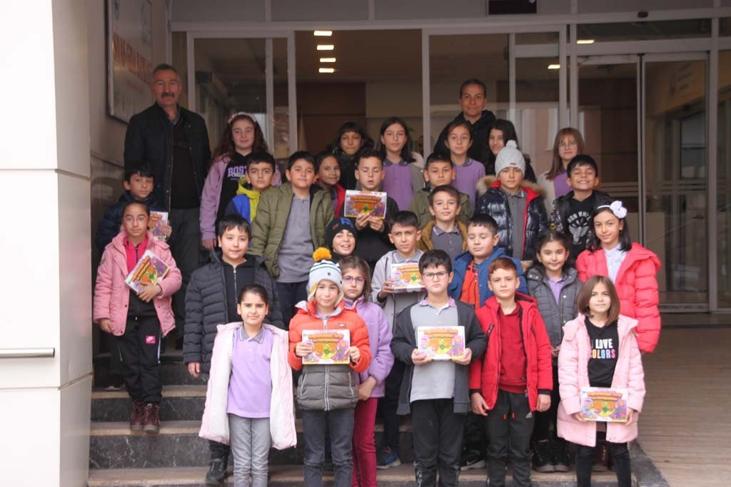 İlkokul öğrencilerinden yürek ısıtan hareket