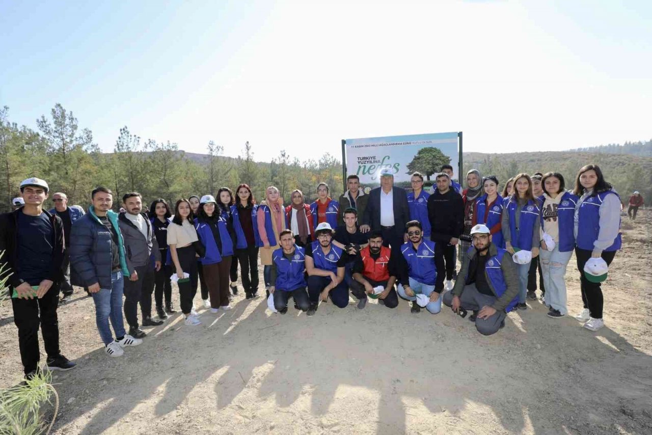 Başkan Çerçi öğrencilerle birlikte fidan dikti