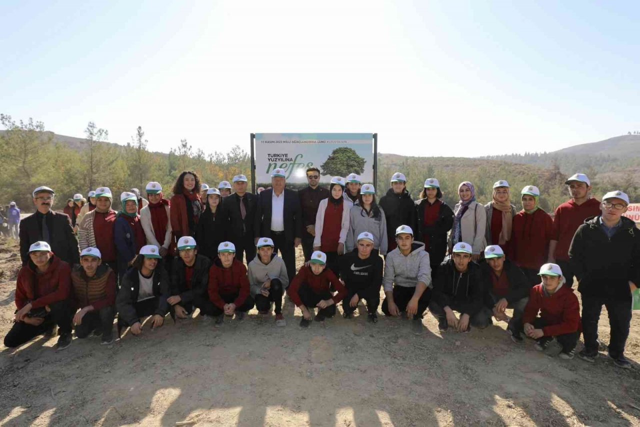 Başkan Çerçi öğrencilerle birlikte fidan dikti