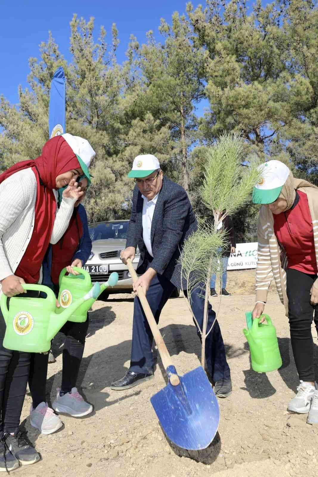 Başkan Çerçi öğrencilerle birlikte fidan dikti