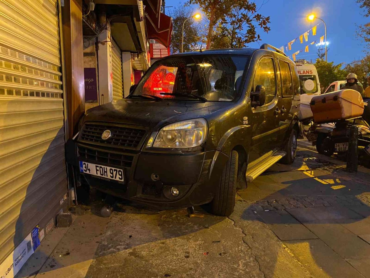 Ümraniye’de eşini işe bırakırken kaza yaptı: 2 yaralı