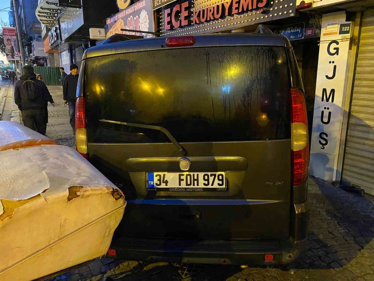 Ümraniye’de eşini işe bırakırken kaza yaptı: 2 yaralı