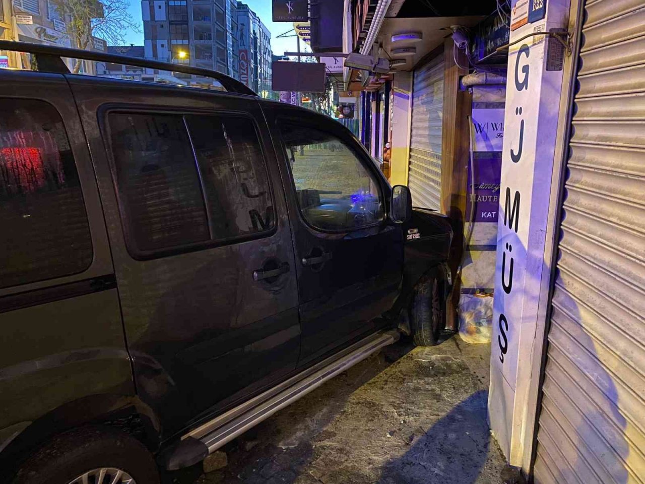 Ümraniye’de eşini işe bırakırken kaza yaptı: 2 yaralı