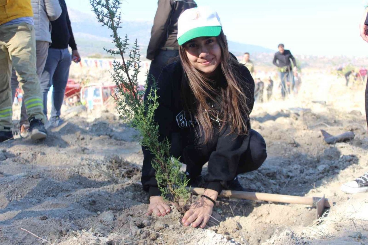 Çal’da geleceğe nefes için bin fidan dikildi