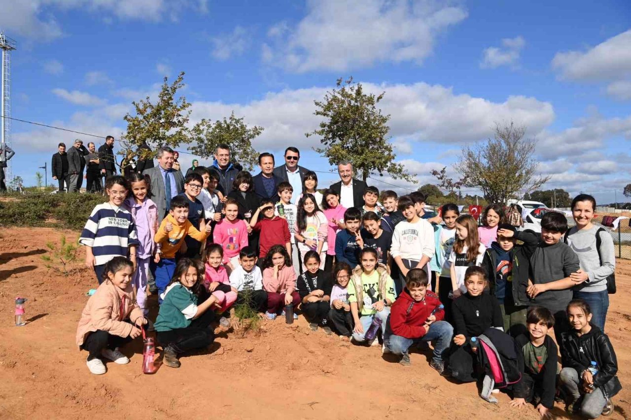 Tuzla’da Milli Ağaçlandırma Günü’nde şehit ve gaziler için ağaç dikildi
