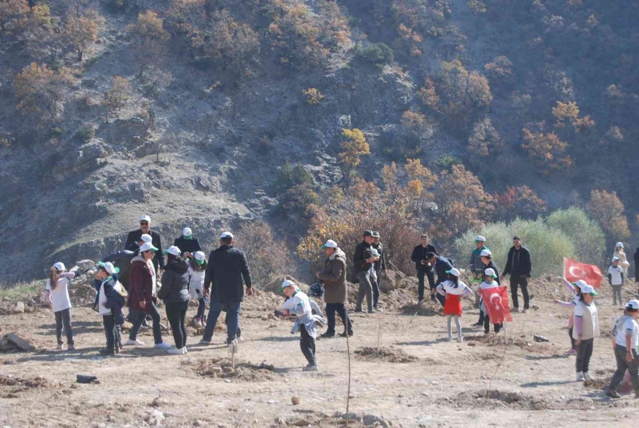 Sultandağı’nda 204 fidan toprakla buluştu