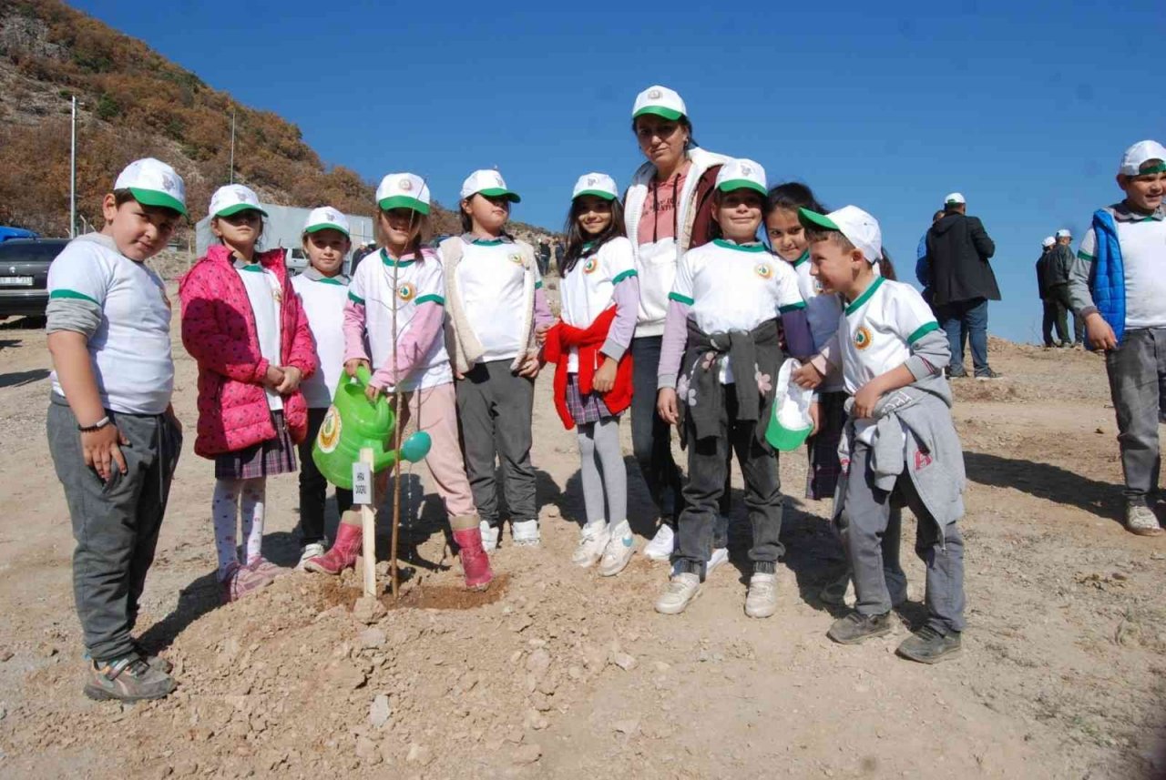 Sultandağı’nda 204 fidan toprakla buluştu