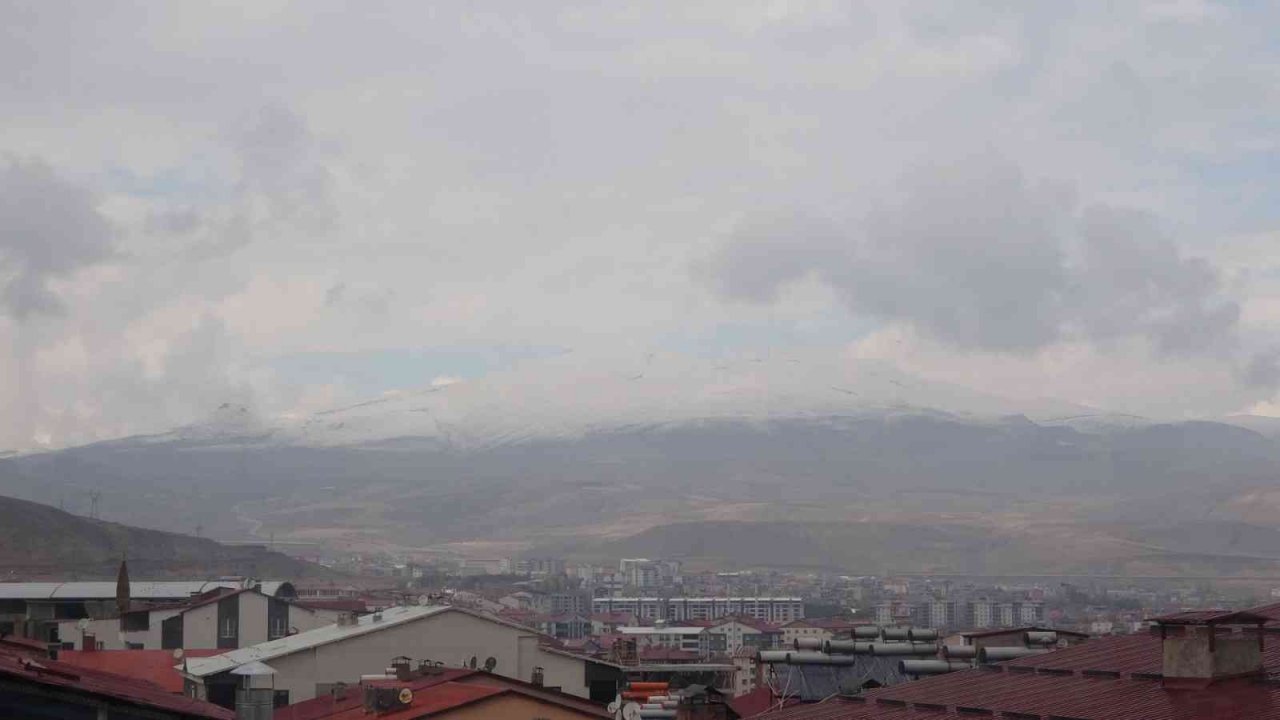 Nemrut Kalderası beyaza büründü