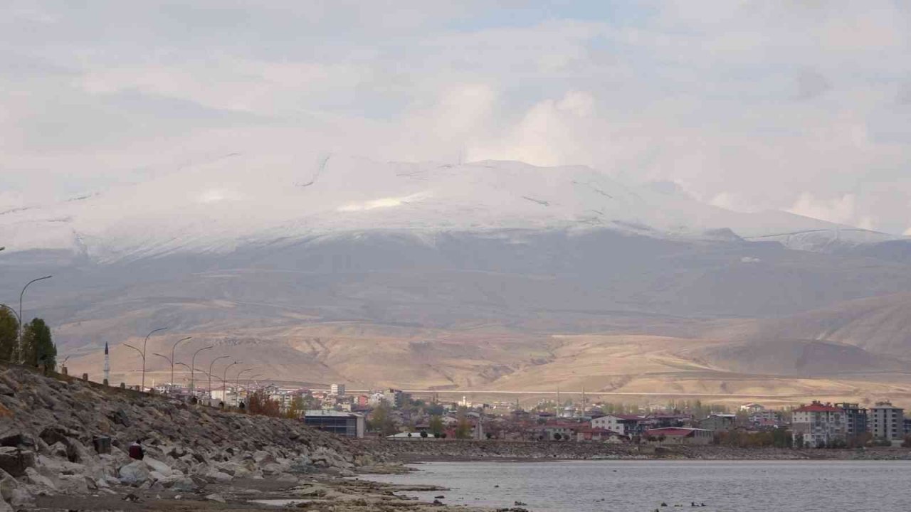 Nemrut Kalderası beyaza büründü