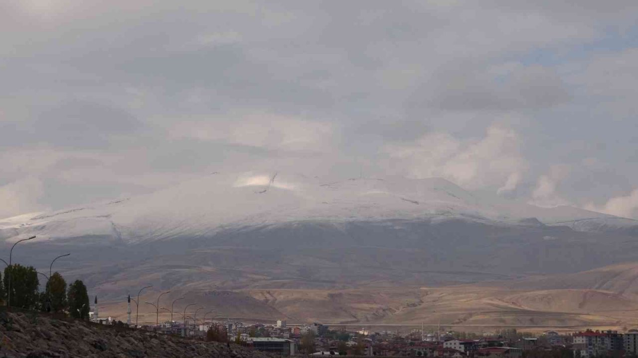 Nemrut Kalderası beyaza büründü