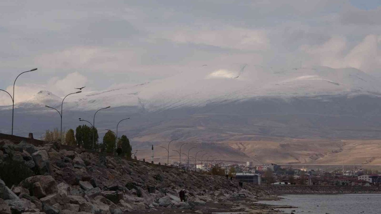 Nemrut Kalderası beyaza büründü