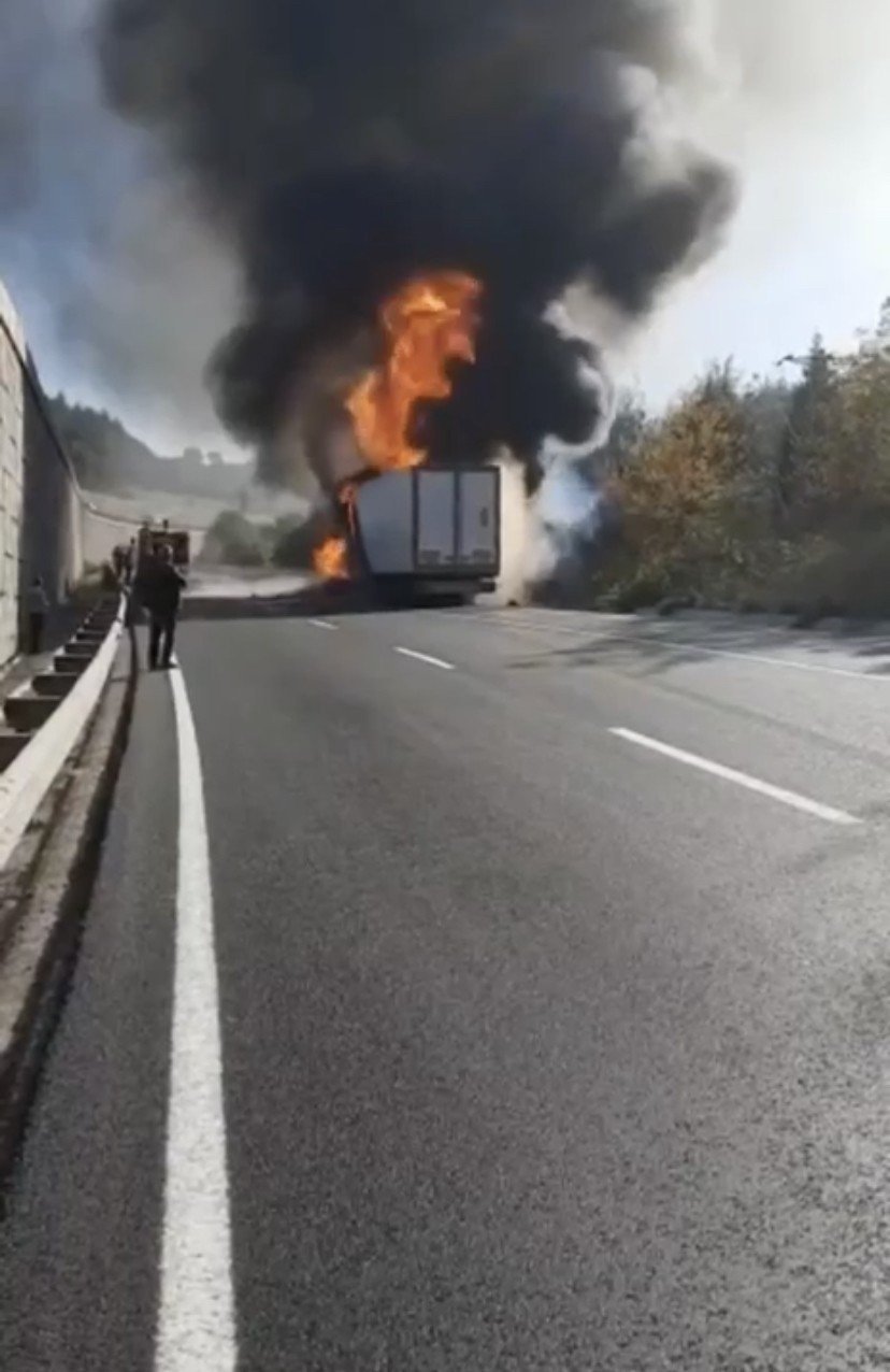 Bursa’da araç yangınları kameralarda