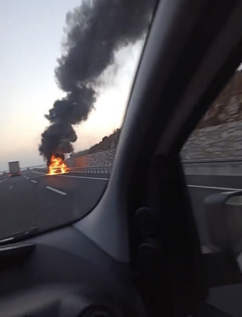 Bursa’da araç yangınları kameralarda