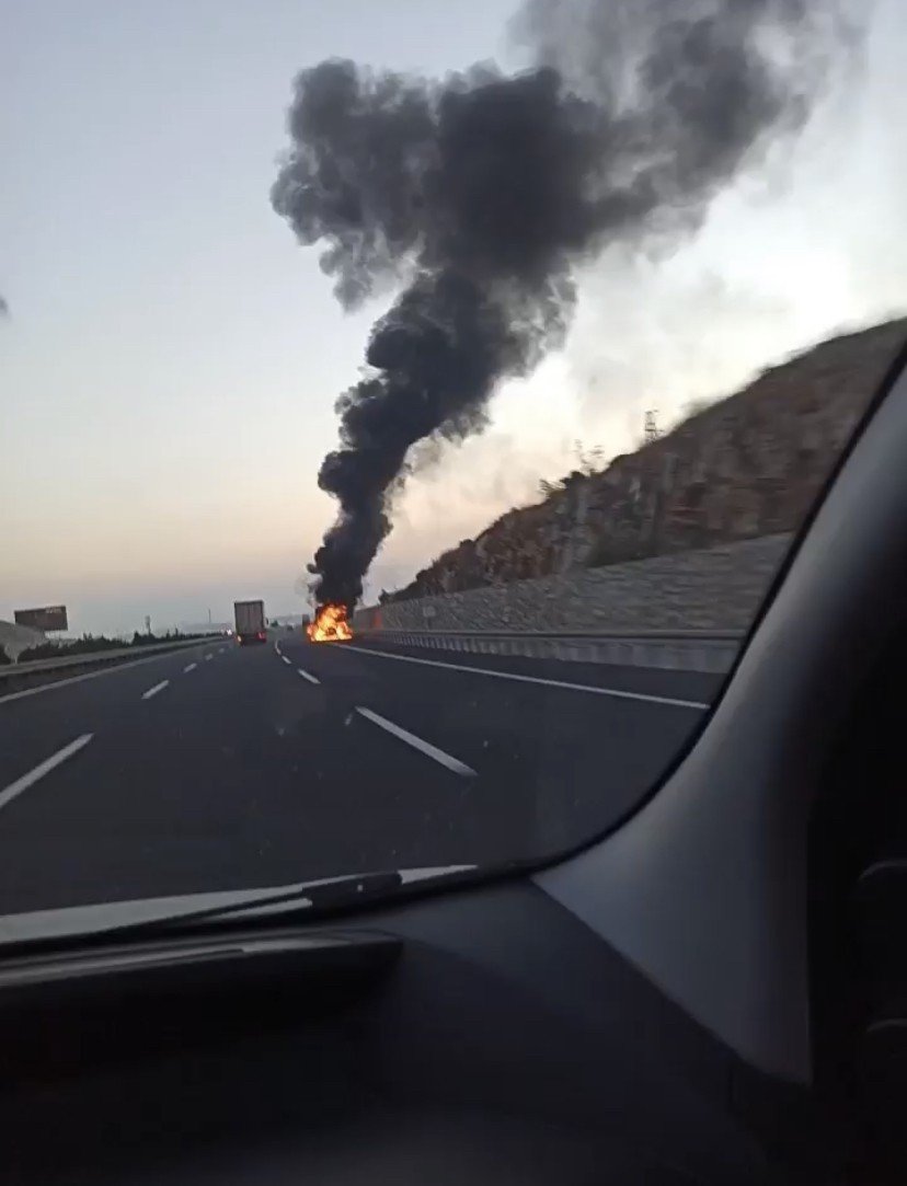 Bursa’da araç yangınları kameralarda