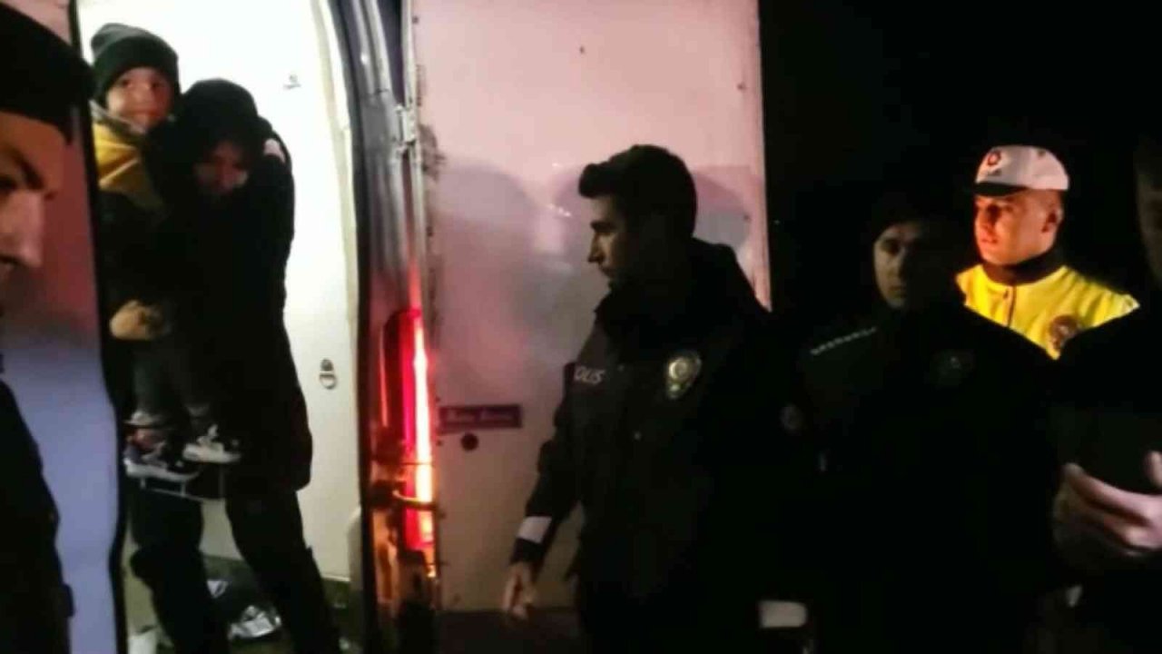 Bursa’da nefes kesen kovalamaca...Minibüsten 31 kaçak çıktı
