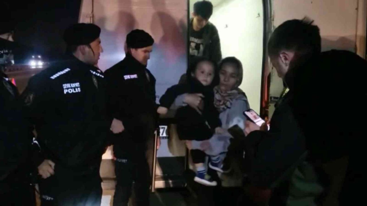 Bursa’da nefes kesen kovalamaca...Minibüsten 31 kaçak çıktı