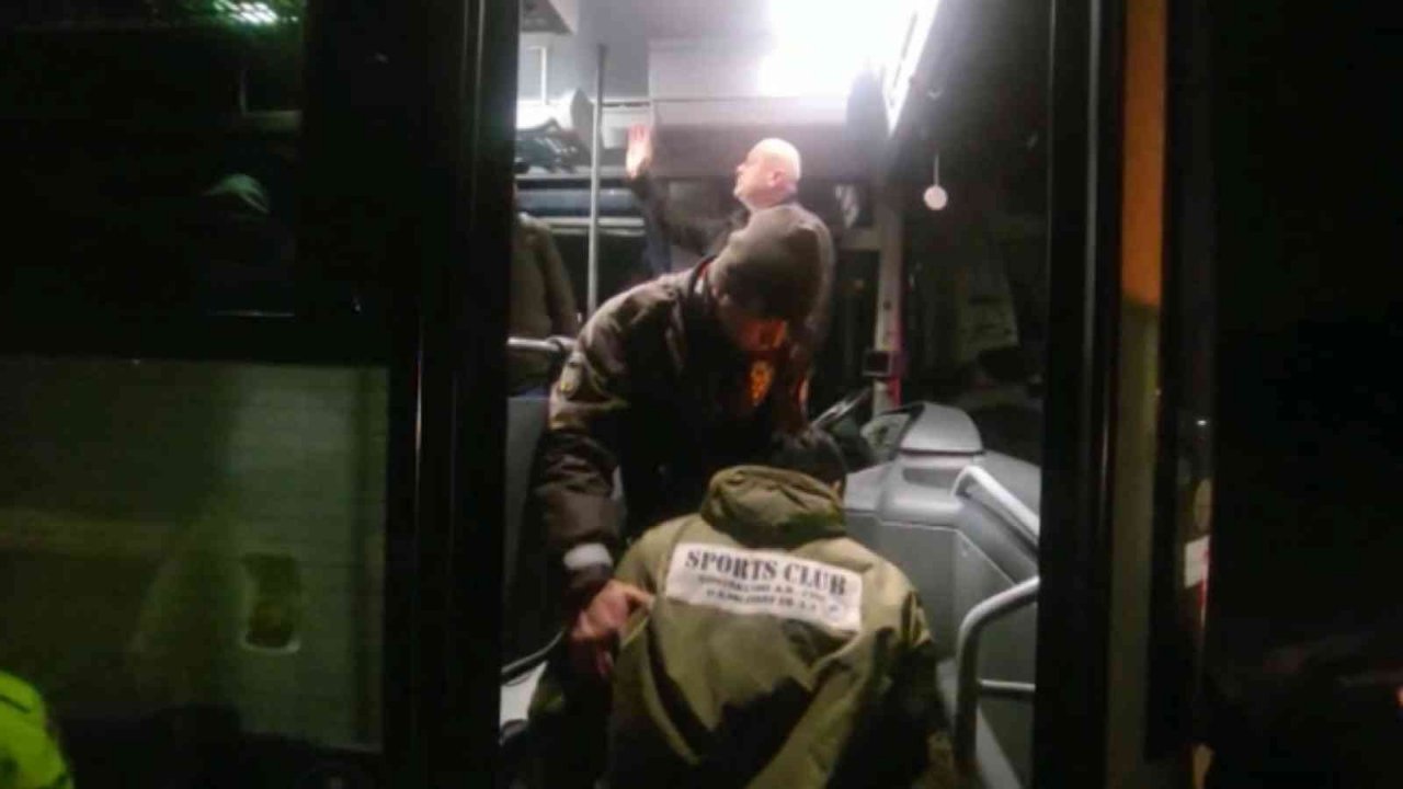 Bursa’da nefes kesen kovalamaca...Minibüsten 31 kaçak çıktı