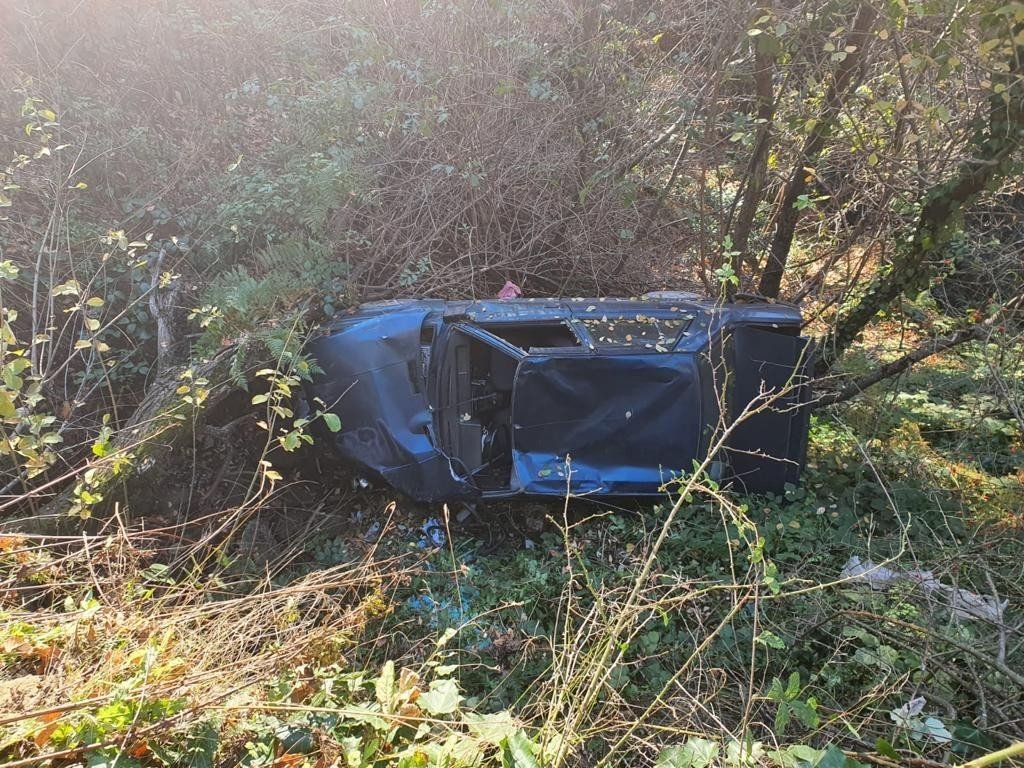 İnanılmaz kurtuluş...Uçuruma yuvarlanan otomobil hurdaya döndü