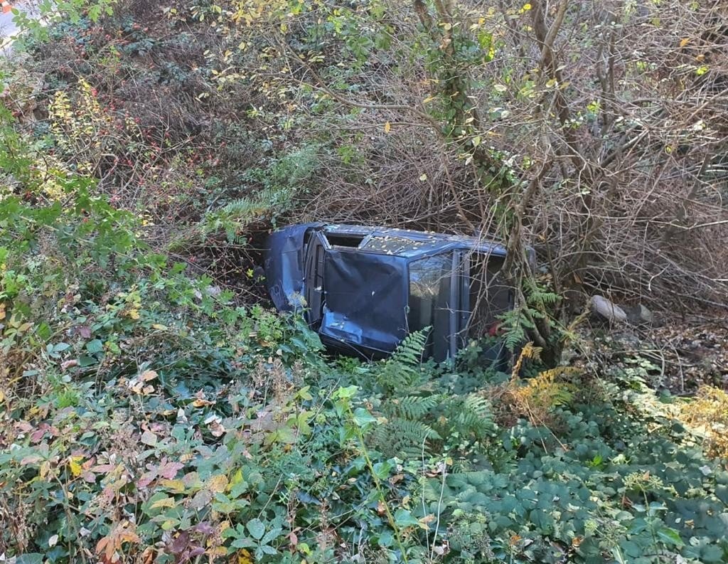 İnanılmaz kurtuluş...Uçuruma yuvarlanan otomobil hurdaya döndü