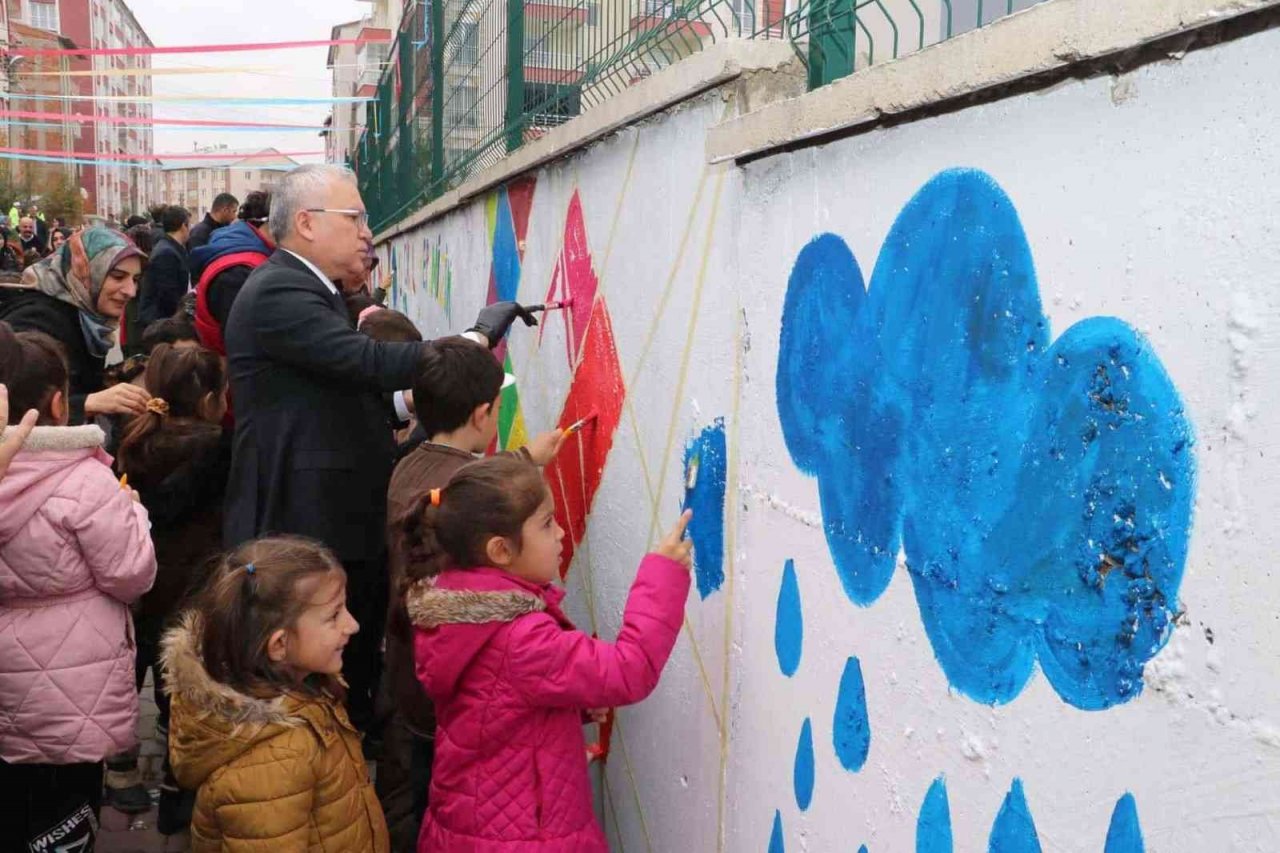 Dedelerinin yardımıyla okul duvarlarını boyadılar