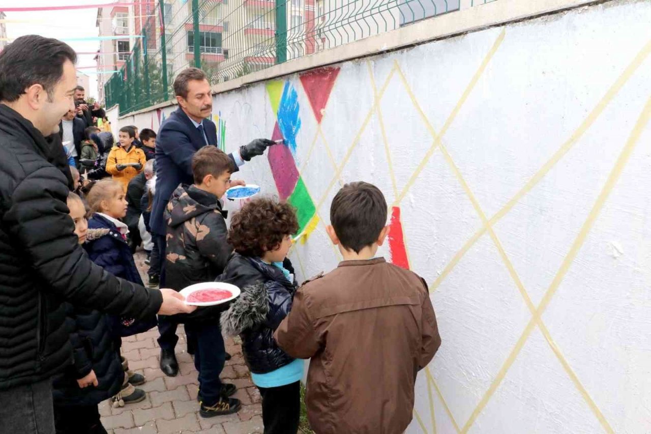 Dedelerinin yardımıyla okul duvarlarını boyadılar