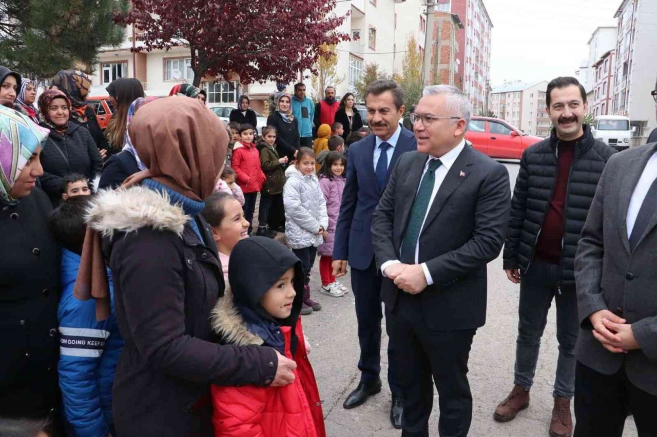 Dedelerinin yardımıyla okul duvarlarını boyadılar