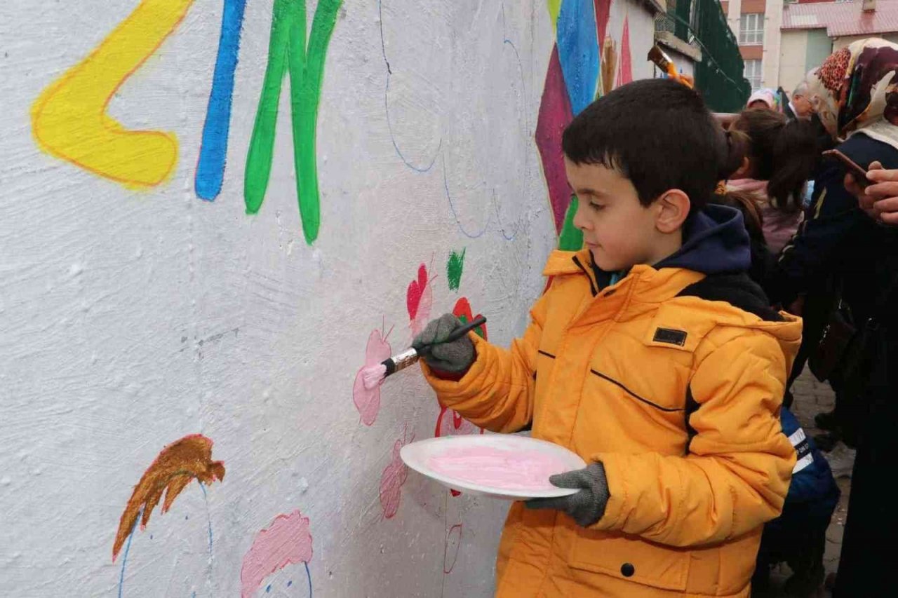 Dedelerinin yardımıyla okul duvarlarını boyadılar