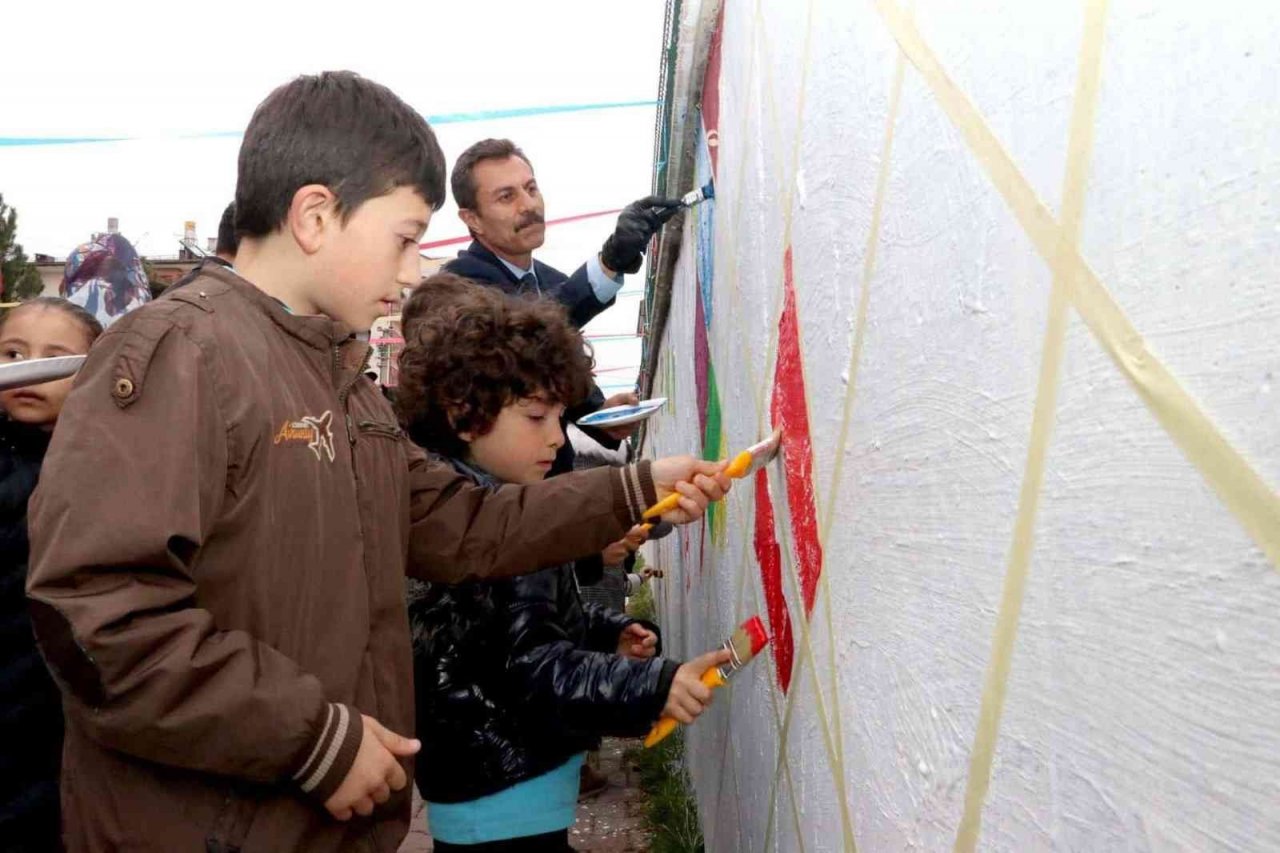 Dedelerinin yardımıyla okul duvarlarını boyadılar