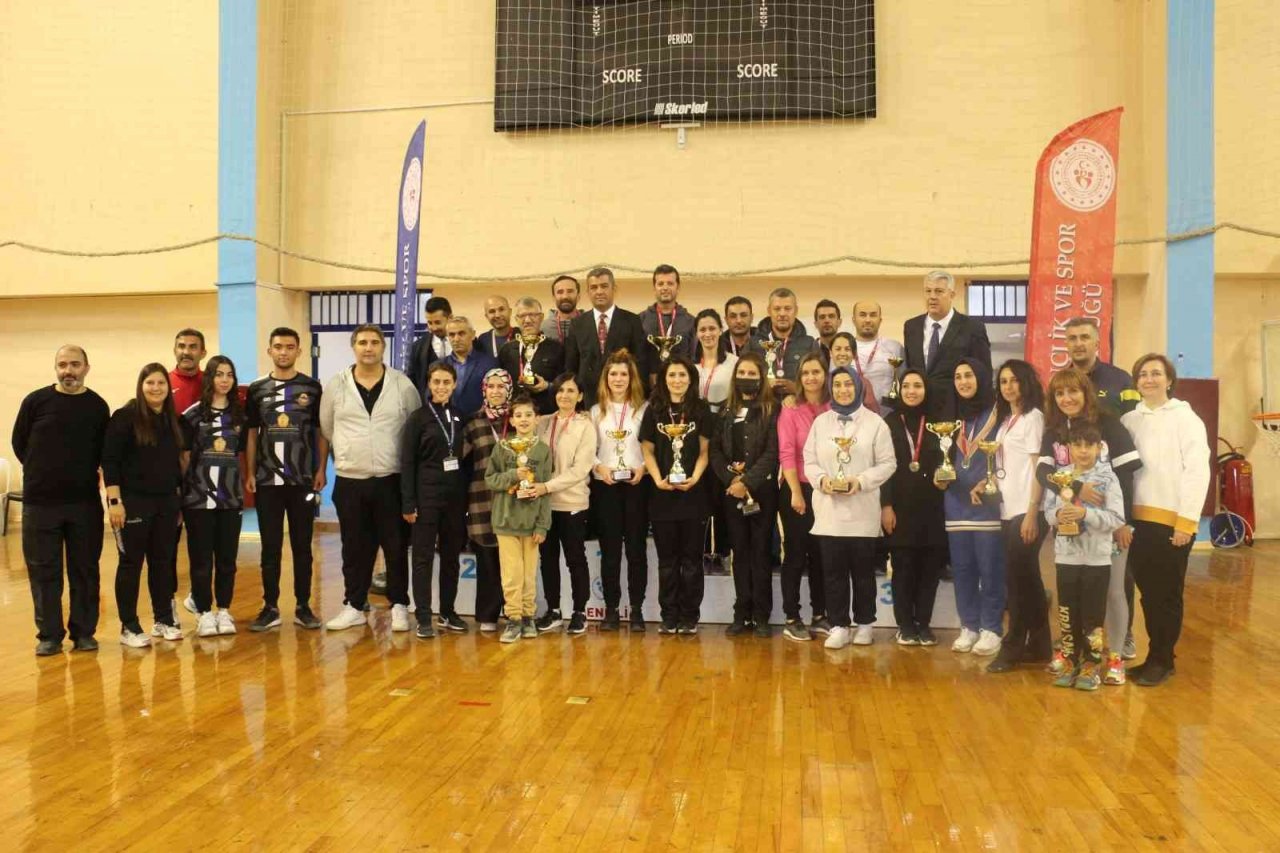 Bu defa öğretmenler şampiyonluk için ter döktü