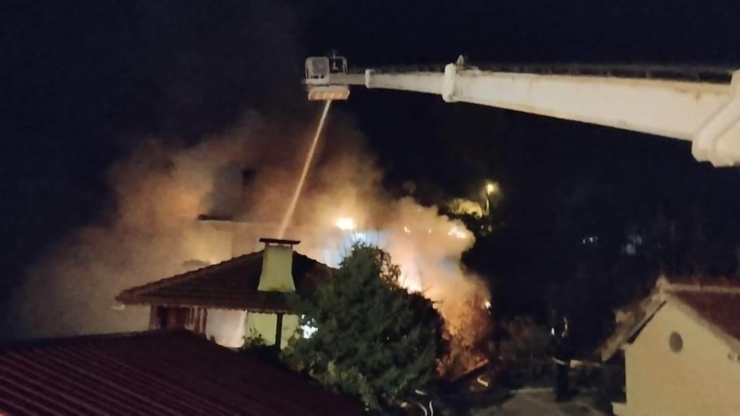 Alevlerin sardığı evin çatısı kullanılamaz hale geldi