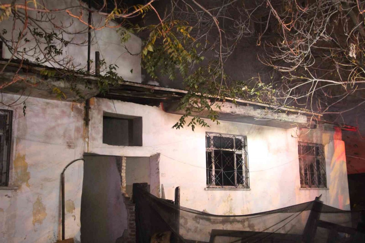 Gece yarısı facianın eşiğinden dönüldü: Yangına uykusunda yakalandı