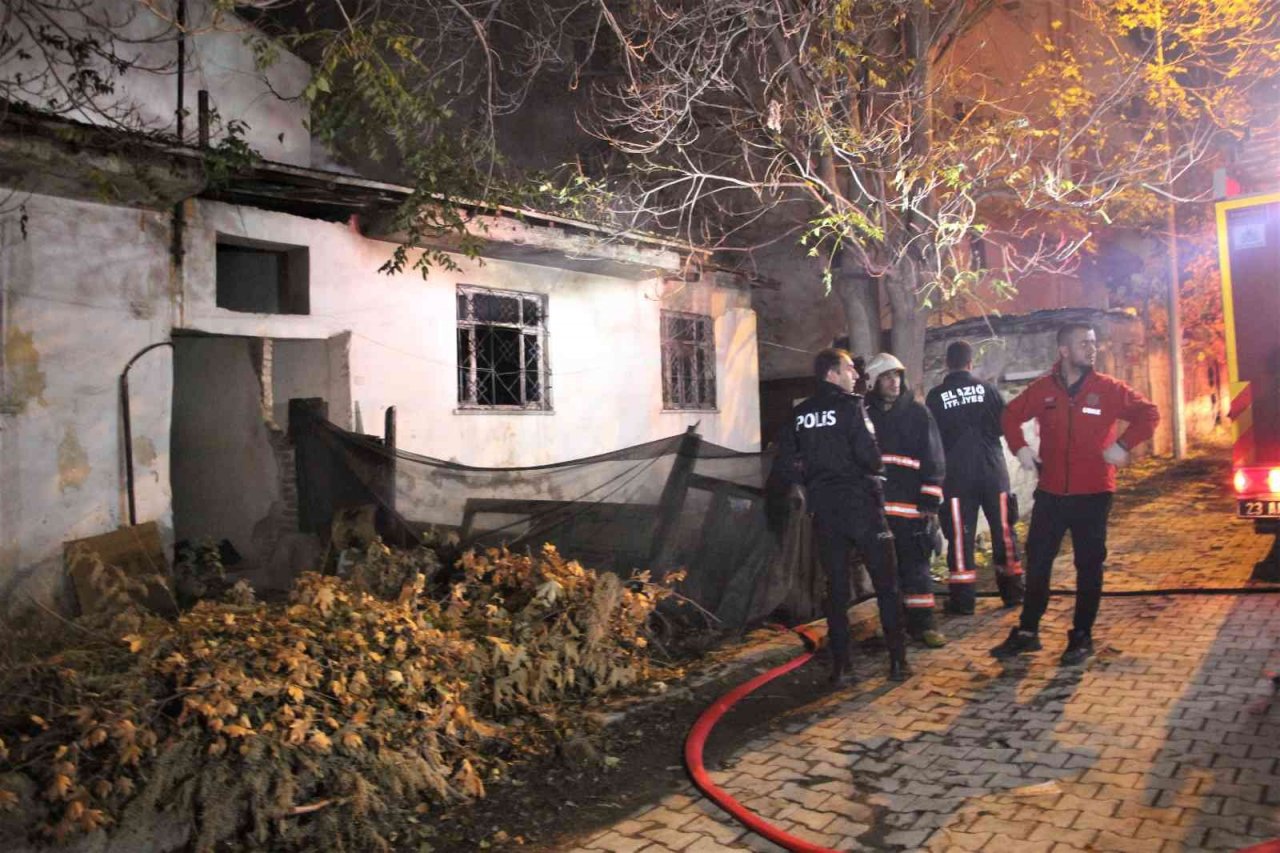 Gece yarısı facianın eşiğinden dönüldü: Yangına uykusunda yakalandı