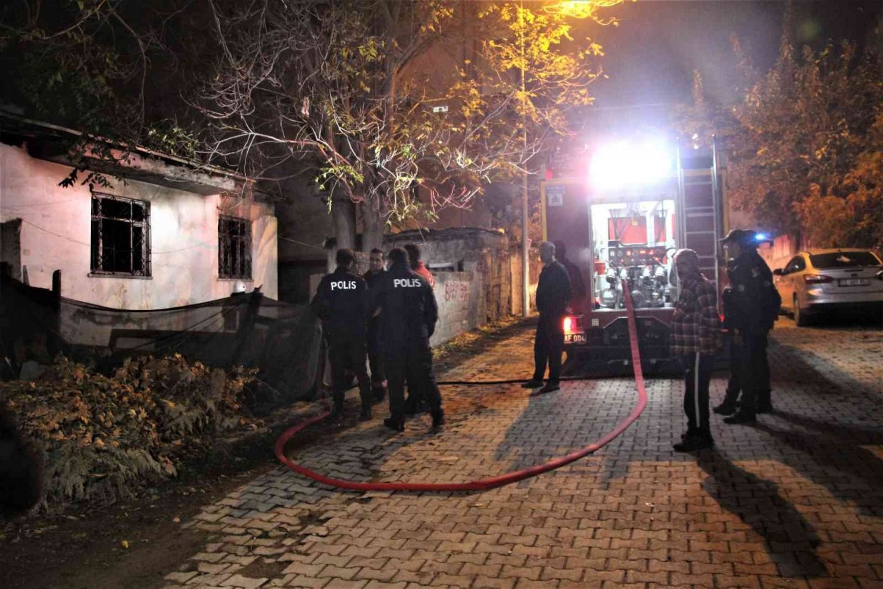 Gece yarısı facianın eşiğinden dönüldü: Yangına uykusunda yakalandı