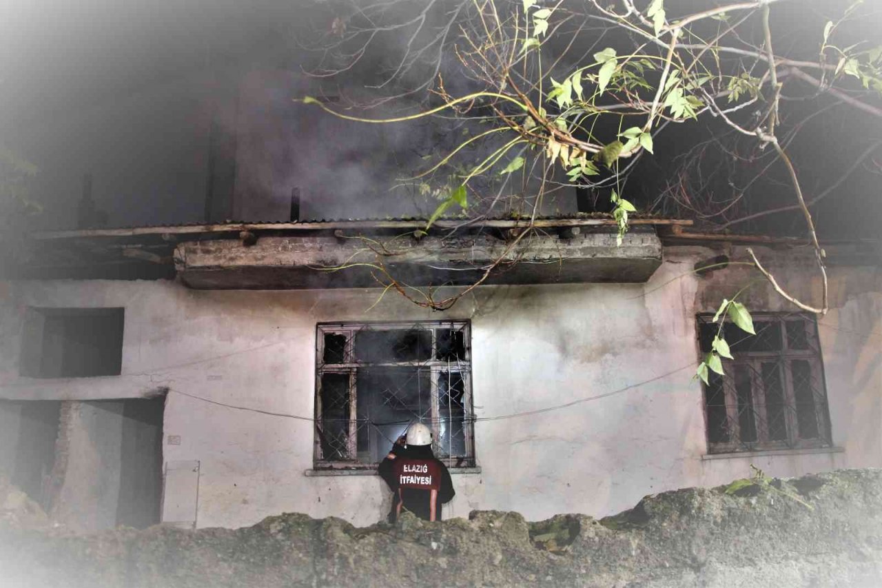 Gece yarısı facianın eşiğinden dönüldü: Yangına uykusunda yakalandı