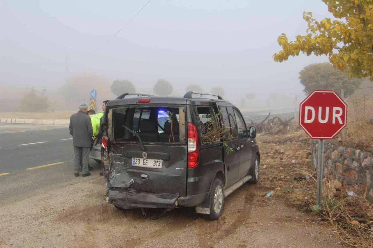 Elazığ’da yoğun sis kazayı beraberinde getirdi: 3 yaralı