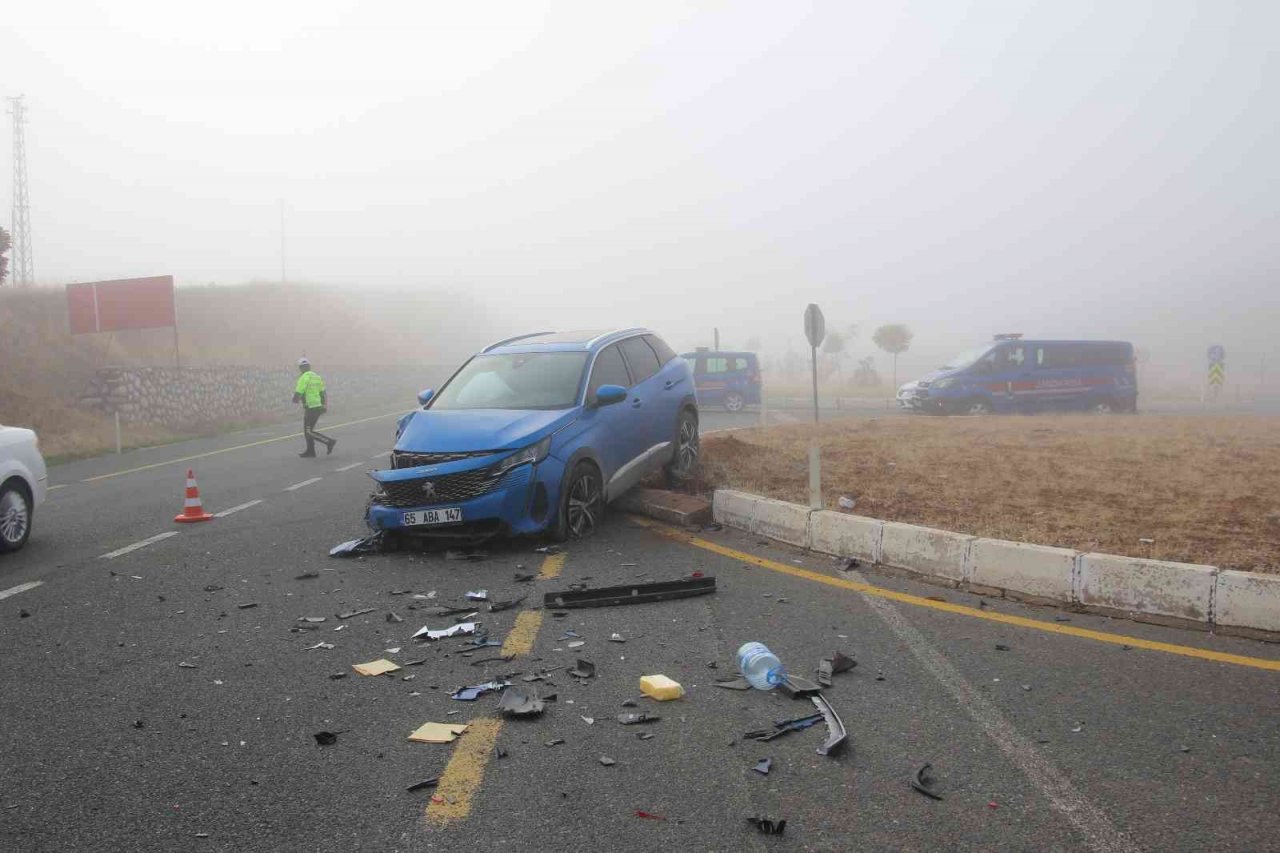 Elazığ’da yoğun sis kazayı beraberinde getirdi: 3 yaralı