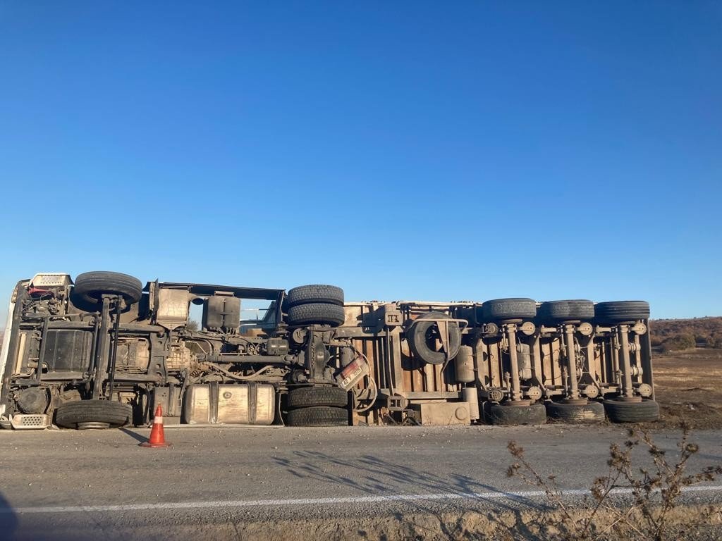 Çimento yüklü tır devrildi: 1 yaralı