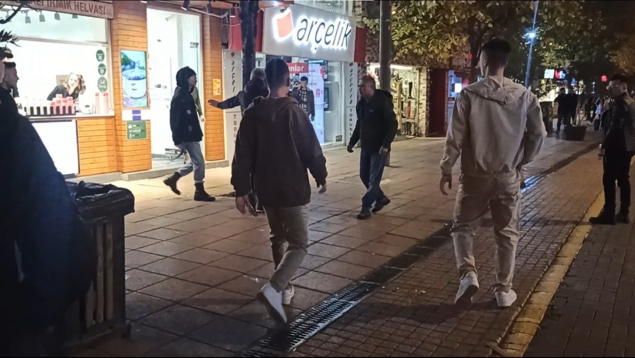 Köpeğe tekme atan şahsa meydan dayağı