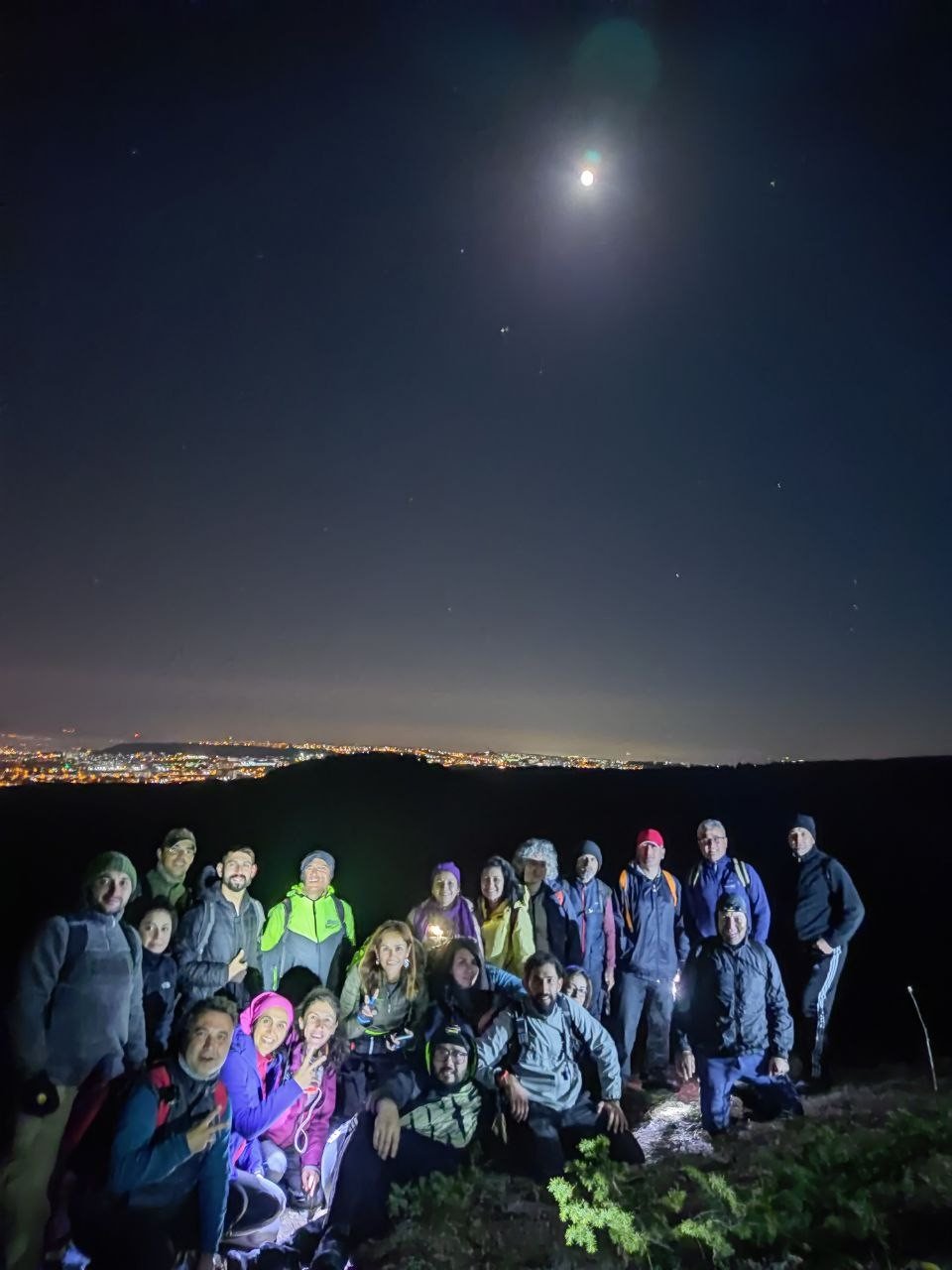 Gece yürüyüşçülerine dolunay eşlik etti