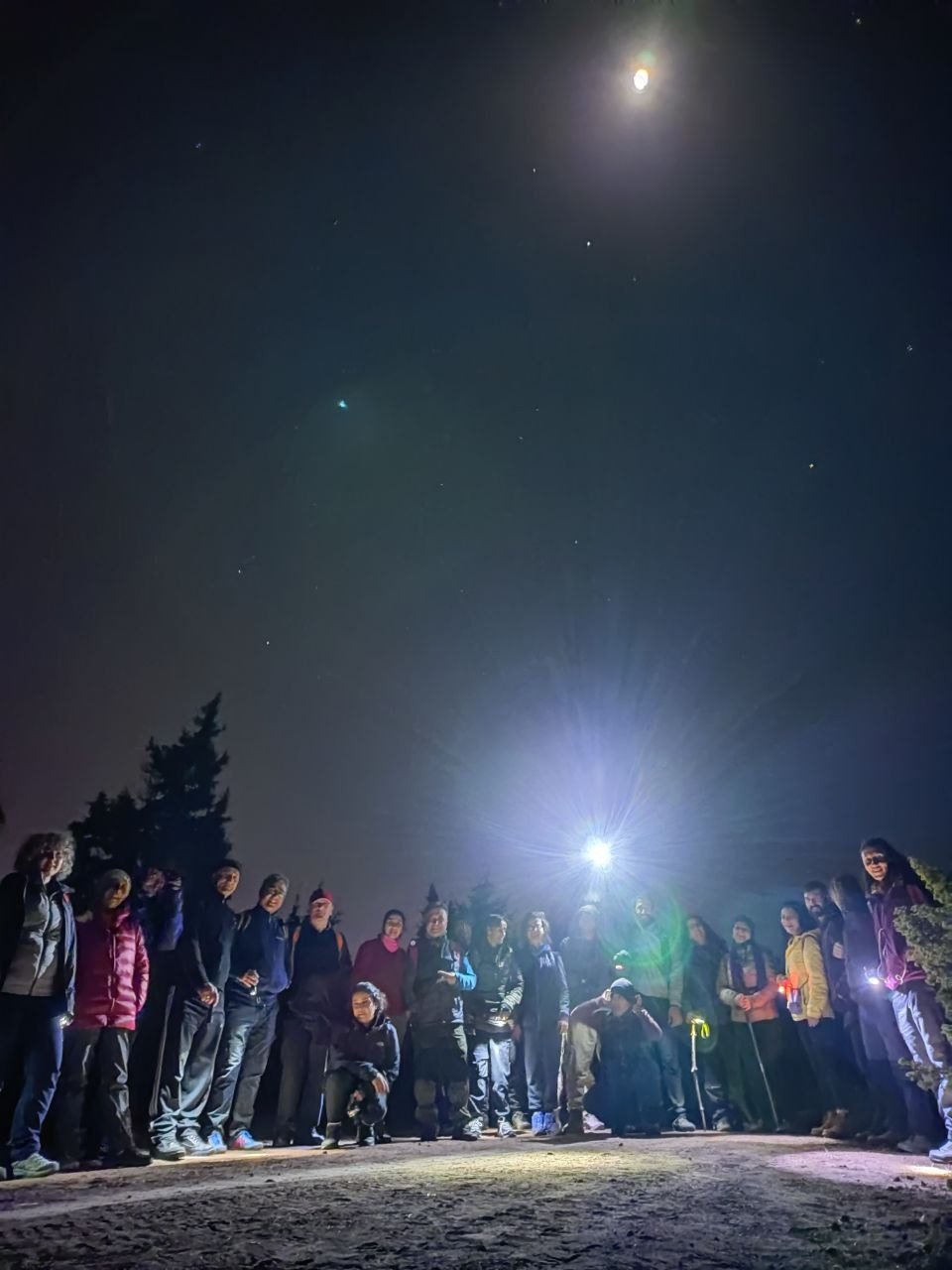 Gece yürüyüşçülerine dolunay eşlik etti