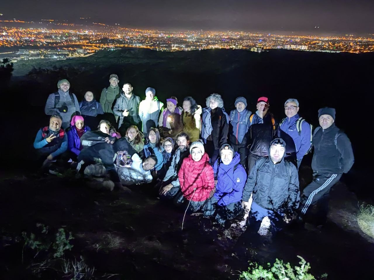 Gece yürüyüşçülerine dolunay eşlik etti