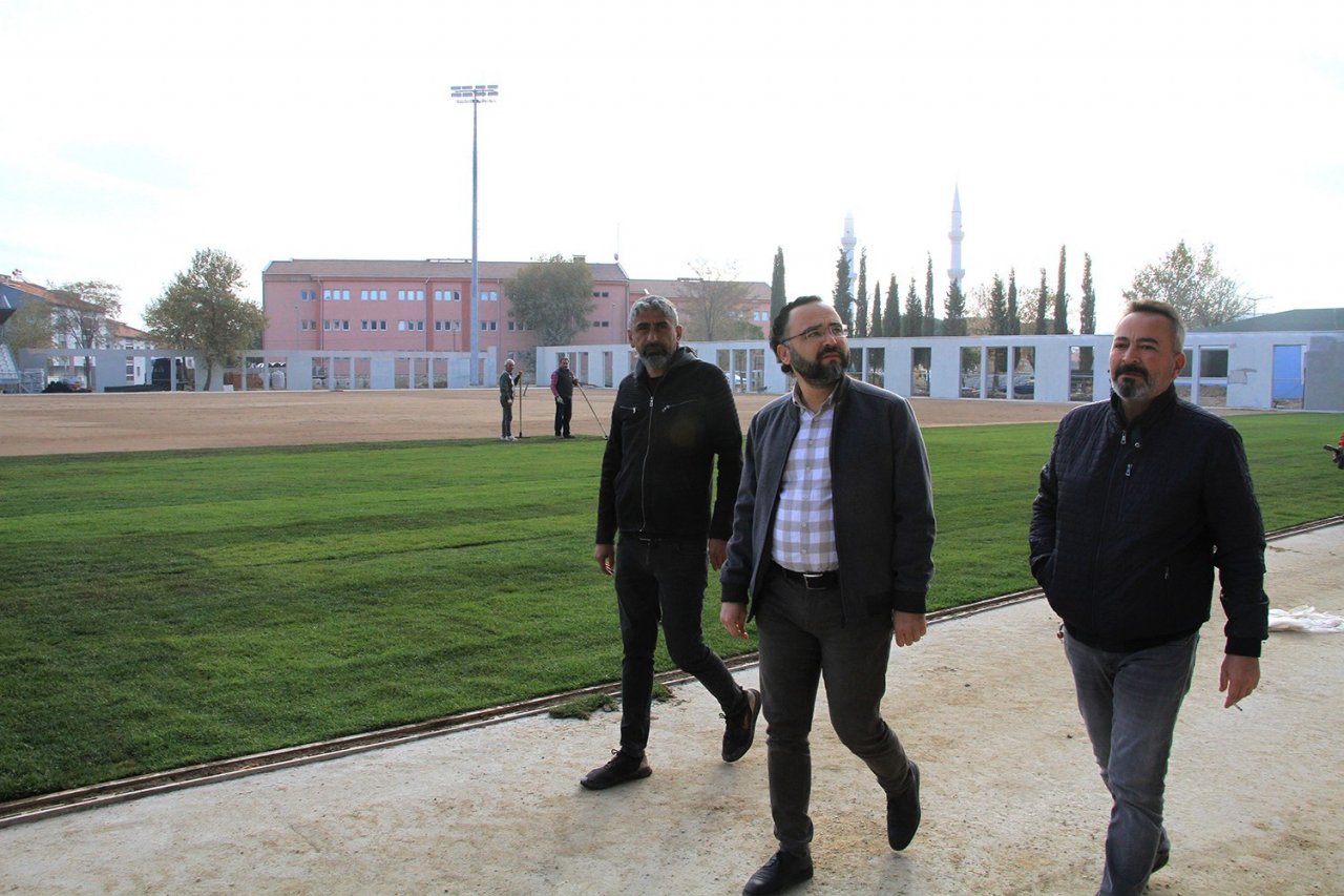 Kula ilçe stadı yenilenen yüzüyle hizmete hazırlanıyor