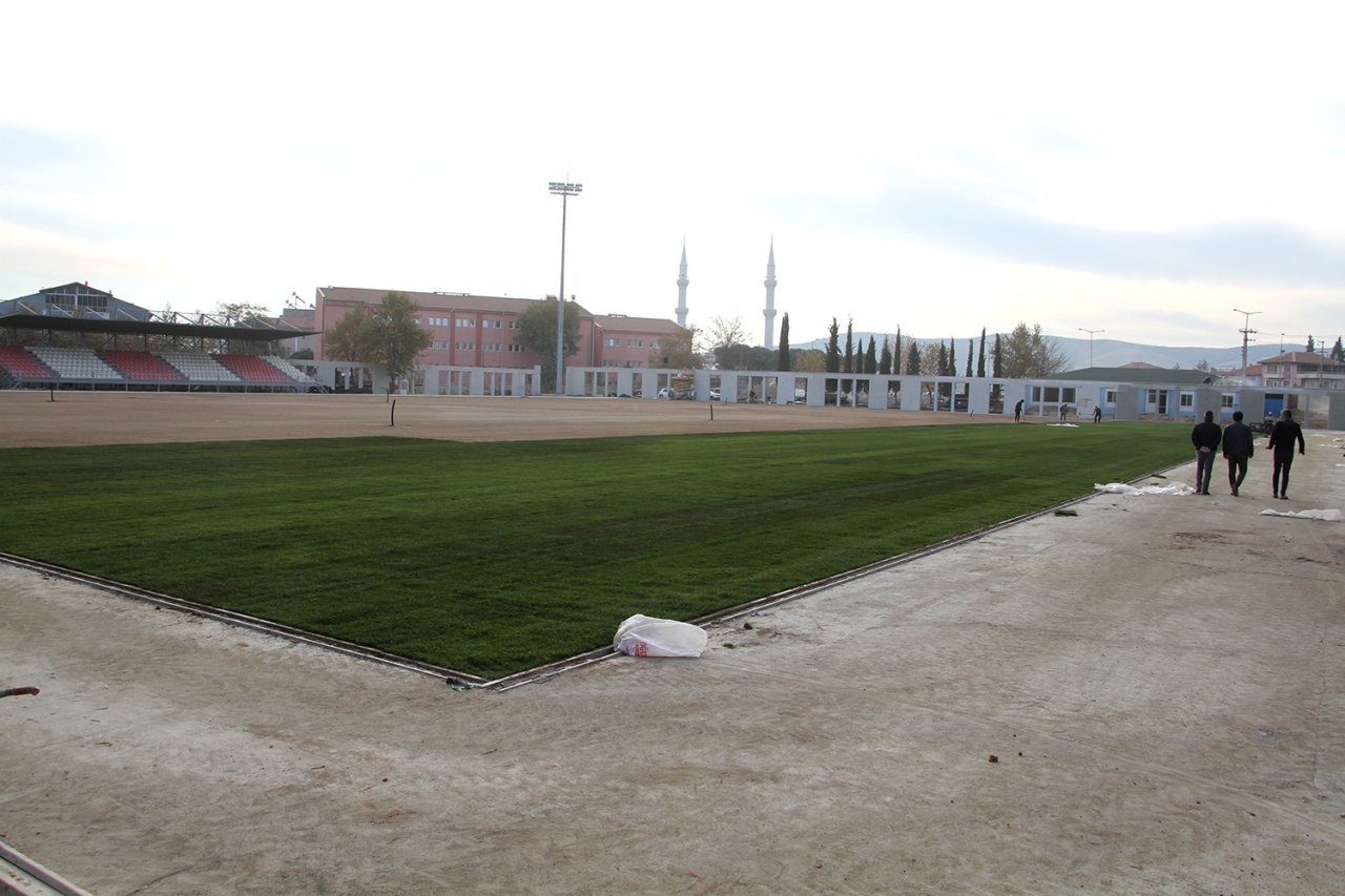 Kula ilçe stadı yenilenen yüzüyle hizmete hazırlanıyor