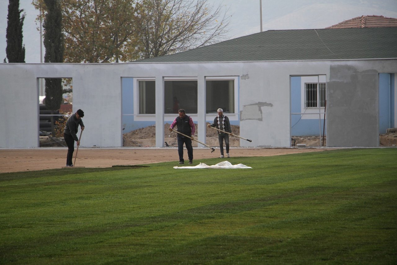 Kula ilçe stadı yenilenen yüzüyle hizmete hazırlanıyor