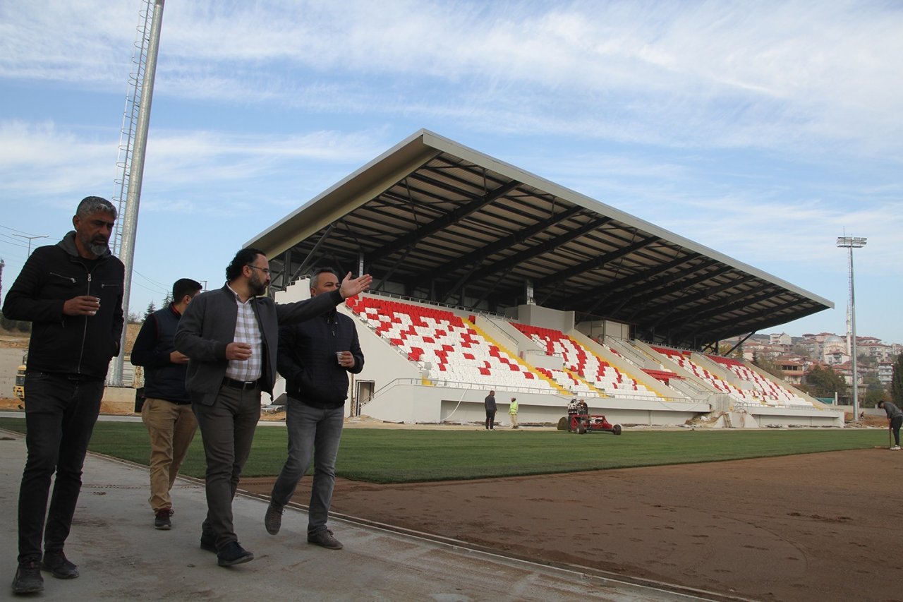 Kula ilçe stadı yenilenen yüzüyle hizmete hazırlanıyor