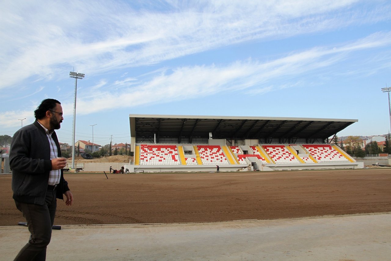 Kula ilçe stadı yenilenen yüzüyle hizmete hazırlanıyor