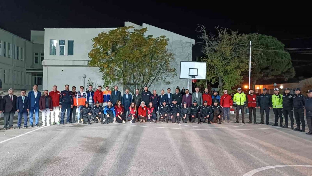 Vali Karadeniz öğrencilerle birlikte tatbikata katıldı