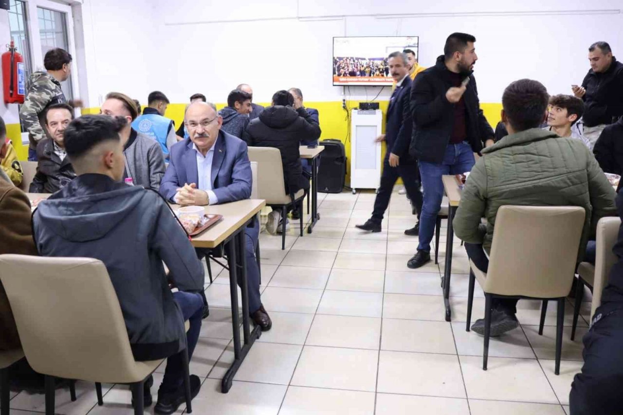 Vali Karadeniz öğrencilerle birlikte tatbikata katıldı