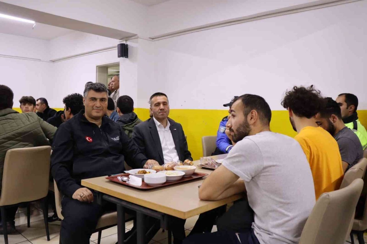 Vali Karadeniz öğrencilerle birlikte tatbikata katıldı